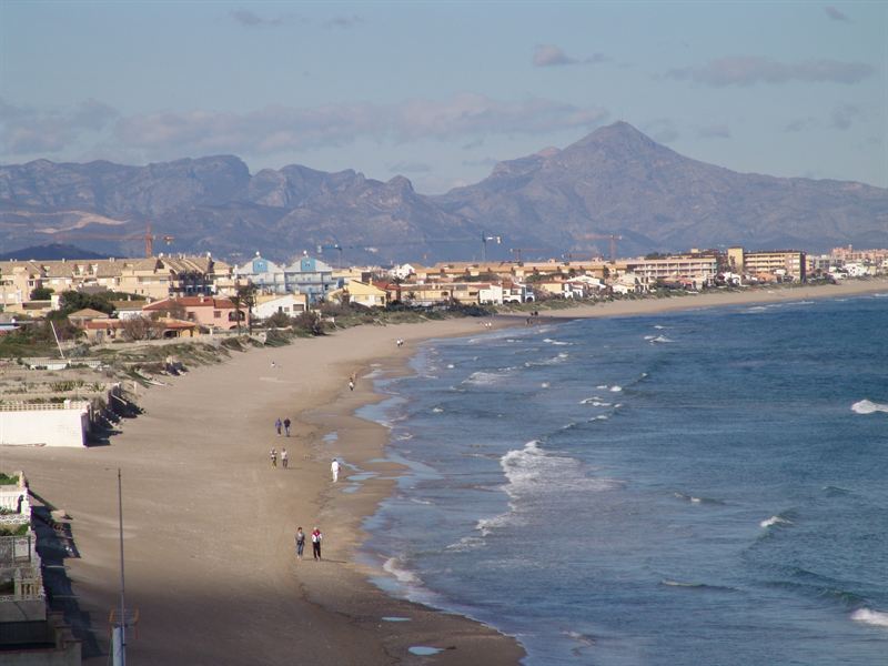 Фото пляжа на Средиземном море, берег Коста Бланка в Испании